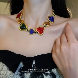 Diamond-Studded Multicolor Pleated Heart Shaped Middle-Aged Gold ( Love)